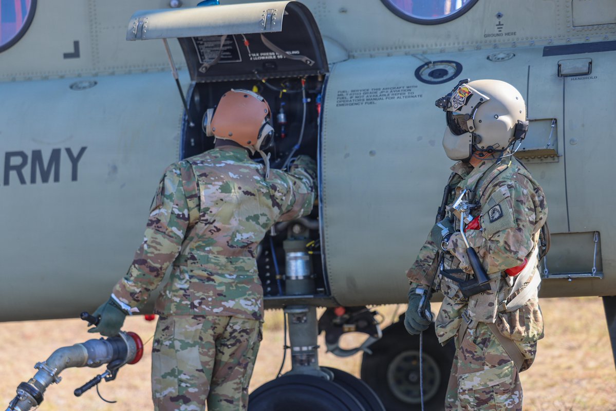 Soldiers from 1-214th Aviation, 12th CAB, refuel CH-47 Chinooks at a forward area refueling point on Kajaani Airfield, Finland, during #Sword26.  📸: 1st Sgt. Austin Berner

#ThisIsUSAREURAF #SaberStrike26 #Sword26 @VCorps #12thCombatAviationBrigade https://t.co/kSTeqiqVqC