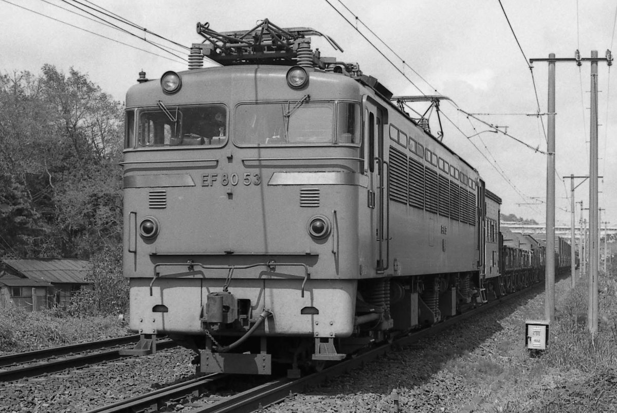 fTQEAhae6hMJ3Bx's tweet photo. 撮りためた国鉄時代の車両
あまり人気なく雑誌に取り上げられなかった80。貨物用の1次形と2次形
1次形は庇が改造で取り付けられて特徴でした。1982年5月 東海大甕間 https://t.co/sQyskpuIbs