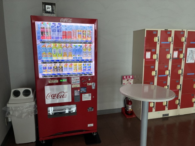 HallChiba's tweet photo. 千葉市民会館　大ホールロビーに、
自動販売機を1台設置いたしました。

喉が乾いた時など、水分補給が必要な場合には
是非ご利用ください。 https://t.co/hNS0oYNxgL