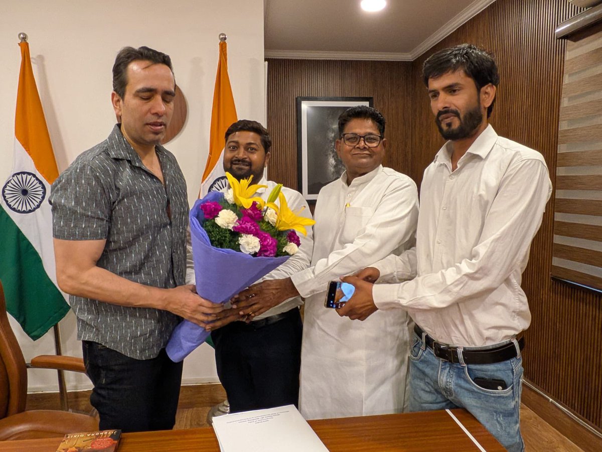 TeamRLD1's tweet photo. 25 तुग़लक़ रोड, नई दिल्ली आवास पर माननीय केंद्रीय मंत्री श्री जयन्त चौधरी जी से विभिन्न क्षेत्र के कार्यकर्ताओं ने मुलाक़ात करके अपनी समस्याएं साझा की। #TeamRLD https://t.co/tQ3AJQ4U4z
