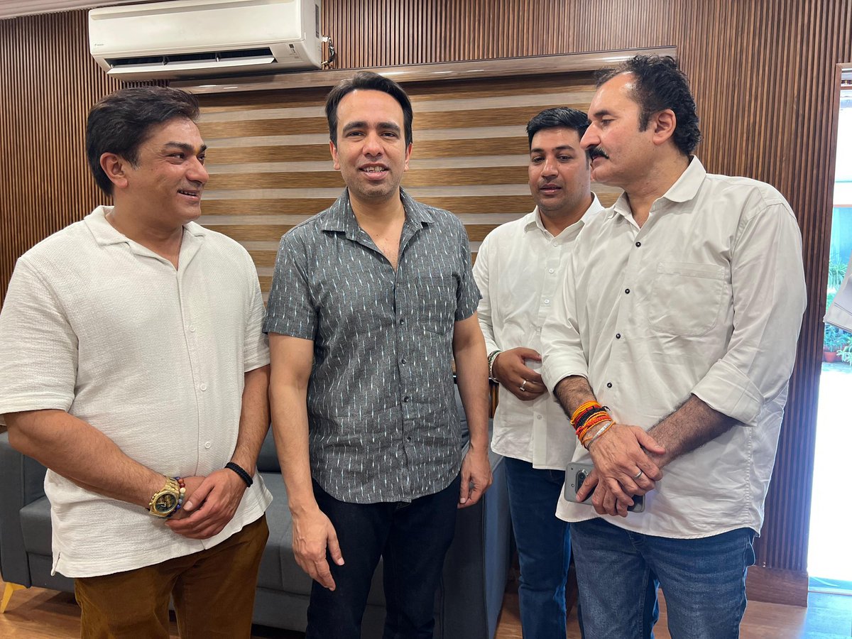 TeamRLD1's tweet photo. 25 तुग़लक़ रोड, नई दिल्ली आवास पर माननीय केंद्रीय मंत्री श्री जयन्त चौधरी जी से विभिन्न क्षेत्र के कार्यकर्ताओं ने मुलाक़ात करके अपनी समस्याएं साझा की। #TeamRLD https://t.co/tQ3AJQ4U4z