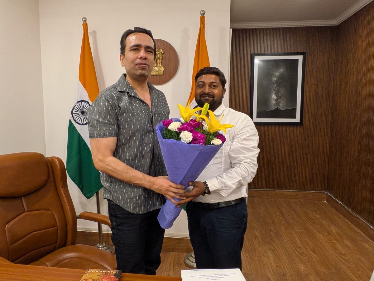 TeamRLD1's tweet photo. 25 तुग़लक़ रोड, नई दिल्ली आवास पर माननीय केंद्रीय मंत्री श्री जयन्त चौधरी जी से विभिन्न क्षेत्र के कार्यकर्ताओं ने मुलाक़ात करके अपनी समस्याएं साझा की। #TeamRLD https://t.co/tQ3AJQ4U4z