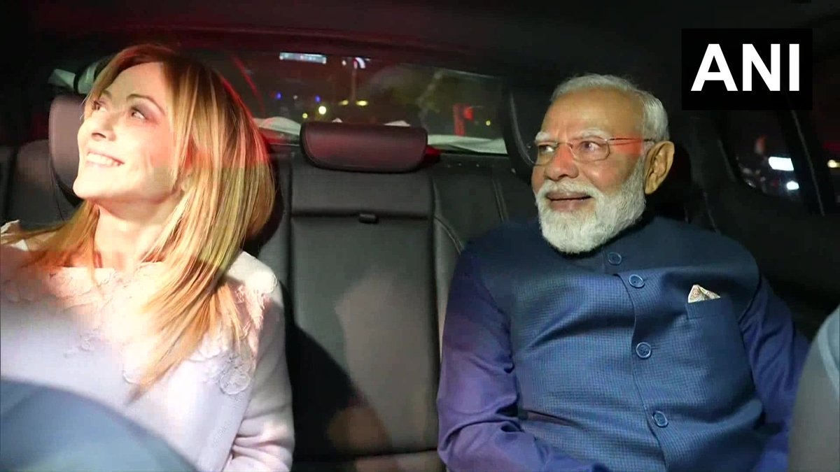 nvmhacker's tweet photo. PM Modi when in India vs Abroad. https://t.co/qOvpilUHKw