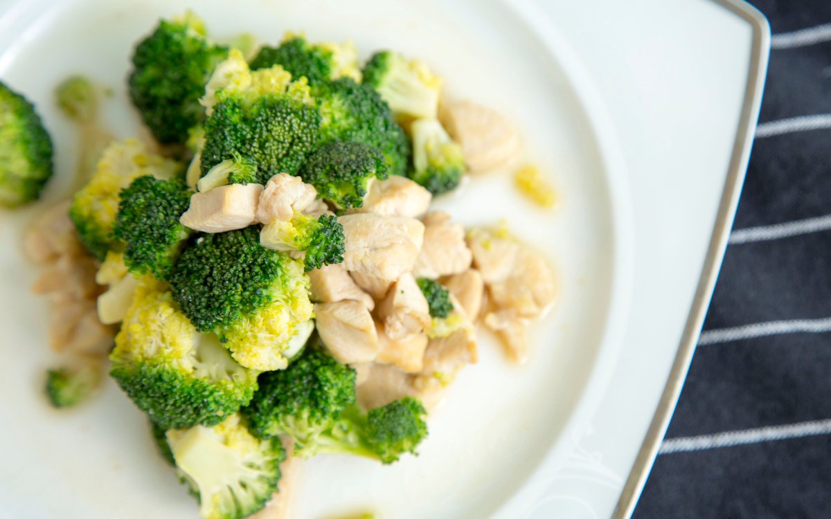UpTopBusiness's tweet photo. Quick u0026 easy high-protein low-cal meal: grilled chicken breast + steamed broccoli + 1/2 cup quinoa. Fuel your day without the bloat! https://t.co/vuTXzhDCeF