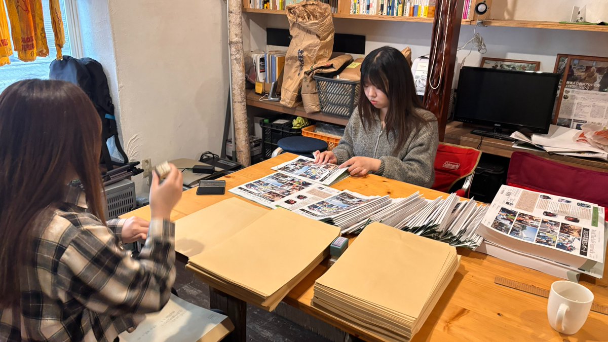 ezorock's tweet photo. ＼ニュースレター完成！／

年2回発行している会報誌である ニュースレターが完成しました！
昨年度の活動をまとめた内容になっています。封入作業はボランティアメンバーで行いました。
会員の皆様、ぜひお楽しみに！

また、過去の内容はこちらのリンクからご覧ください。
https://t.co/BOmt6rCZFv https://t.co/QKYh7Ow2qm