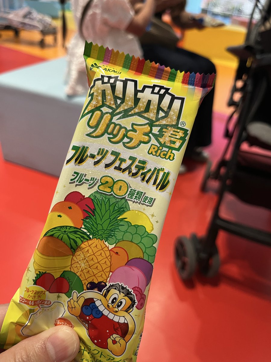 NOS11545995's tweet photo. 本日のお休みは深谷アウトレットでガリガリ君を食べて涼んでおります🍨
普段アイスを全く食べないので種類の多さにビックリ‼️
フルーツ味めっちゃ美味しくて今年の夏はリピートしそう🍑
#深谷花園プレミアムアウトレット
#ガリガリ君
#5月なのに暑過ぎる https://t.co/5o6bNMRQyC