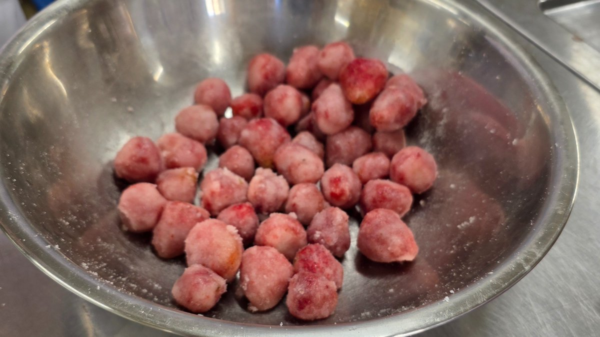 Infinivalue's tweet photo. 冷製デザートの下準備！

#gourmet #infinivalue  #summer #strawberry  #PAFE https://t.co/XKO1f8XJlV