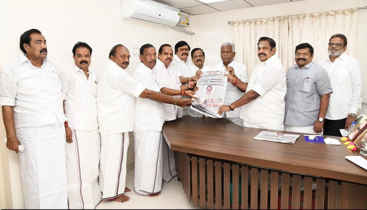 KarurKamalOffl's tweet photo. அதிமுகவின் புதிய அதிகாரப்பூர்வ
நாளிதழான போர்வாள் பத்திரிக்கையை

மாண்புமிகு கழகப் பொதுச் செயலாளர் எடப்பாடியார் வெளியிட்டார்.

போர்வாள் ✅ https://t.co/MX3mDDlIlZ