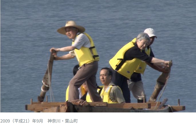 mozzy_mizzy's tweet photo. @CXQx9fKGsM4954 上皇は、男系男子悠仁親王支持であることを���民に見せるために、昭和天皇所縁の和船を漕いで悠仁親王を導く絵を撮らせようとされた。
それに邪魔に入ったのが、愛子女帝を画策している美智子さま。
船頭がいるのに自分も漕いで、単なる家族のレジャーに格下げ。
上皇は美智子さまの言いなり。 https://t.co/fVjcttj6zY