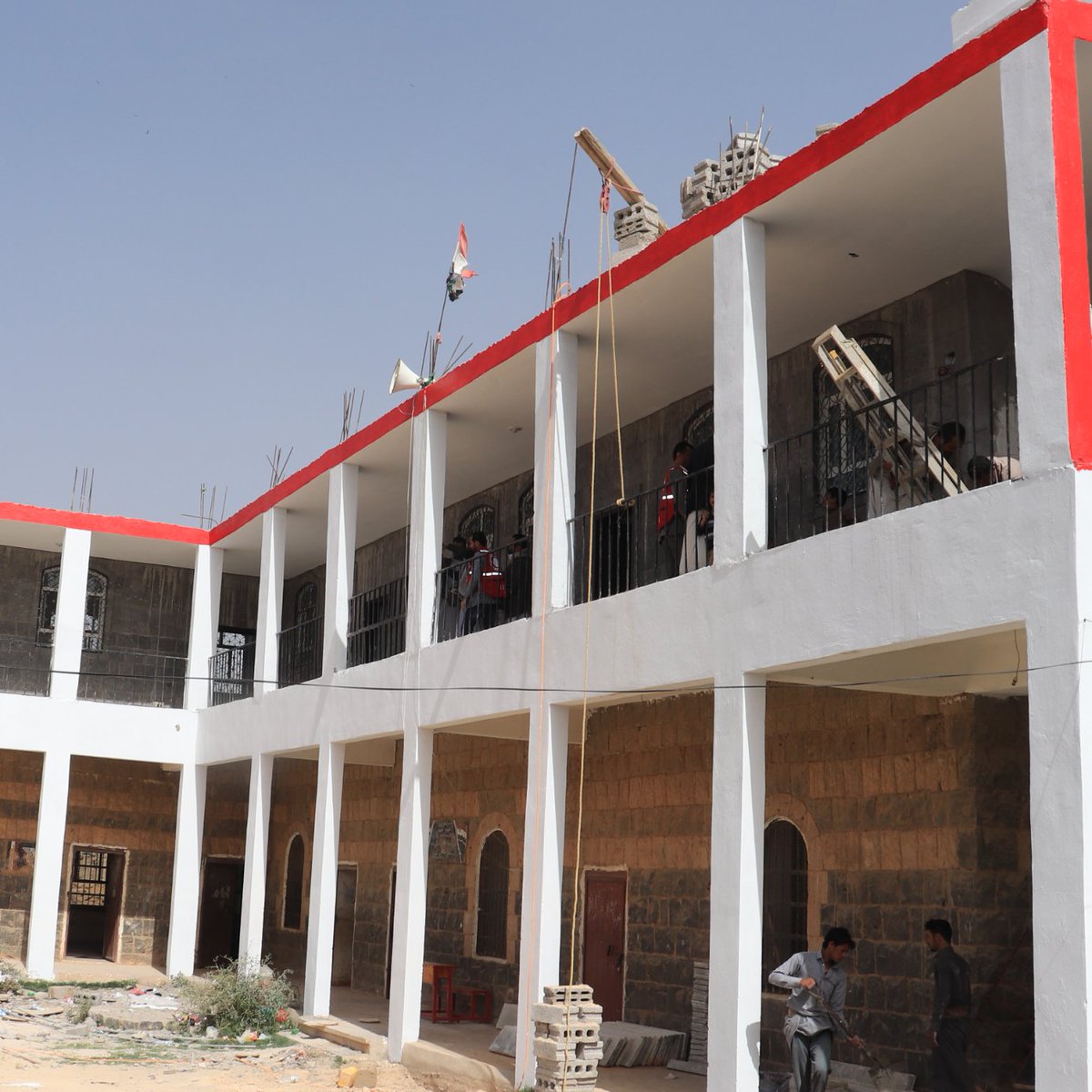 YEMRedCrescent's tweet photo. قام الهلال الأحمر اليمني بتأهيل وتشطيب مدرسة الخير في محافظة عمران، في إطار جهود الجمعية لتوفير بيئة تعليمية آمنة للأطفال.

🎒6 فصول دراسية
🧑‍🎓420 طالب وطالبة
🏫تعزيز الوصول للتعليم

تم تنفيذ المشروع بالشراكة مع @ICRC_ye ومع المجتمعات المحلية. https://t.co/cMQZ3XsYNz