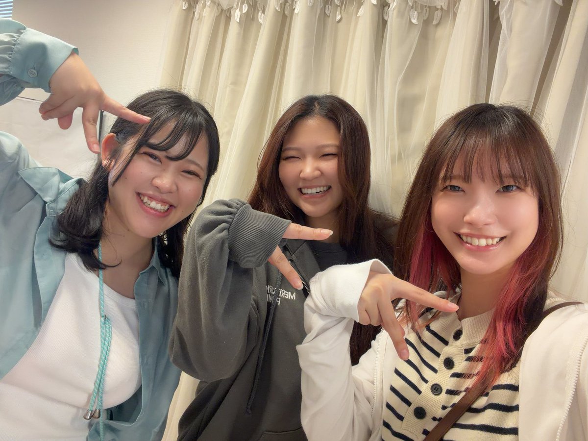 nano_asterisk's tweet photo. ライバーさん達と⊂(  ･ω･ )⊃

今こうして3人で写真を撮れていること、決して当たり前では無いので幸せ。
配信を続けてくれてありがとうございます！
大きな世界一緒に見るぞ〜！！！！！

左:あかりさん
https://t.co/MvDDI99YKX

真ん中:ろんちゃん
https://t.co/0PGK6g9OSu https://t.co/7Vr97jzX8m