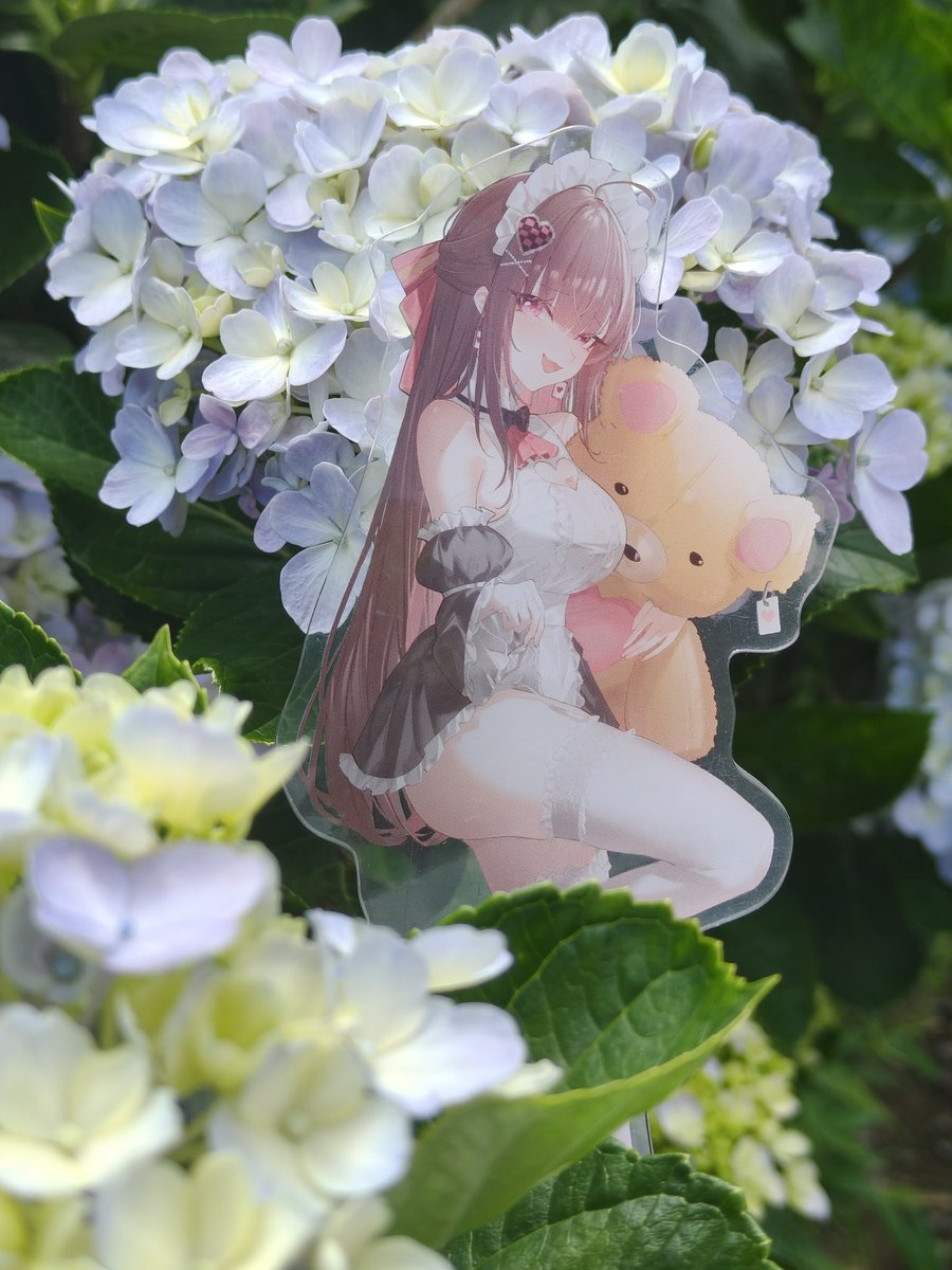 icethunderzx's tweet photo. 在繡球花園發現立牌放在包包裡
於是
拍商品圖（？）
#珮對成功 https://t.co/bfX7DY96q7
