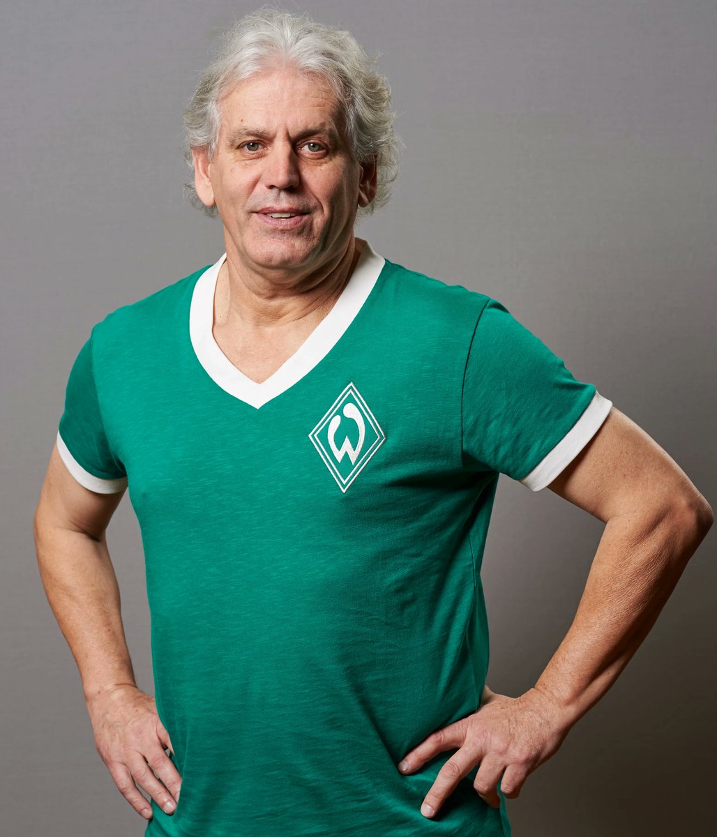 WerderUpdates's tweet photo. Happy Birthday, Norbert #Siegmann! 🎂
Unser ehemaliger Abwehrspieler wird heute 7️⃣3️⃣ Jahre jung! Norbert hatte großen Anteil am Wiederaufstieg 1981 in das Fußball-Oberhaus sowie am anschließenden direkten Durchmarsch in den UEFA-Pokal. 💚
Alles Grüne! Feier schön! 🥳
#Werder https://t.co/Lec25sCZ2y