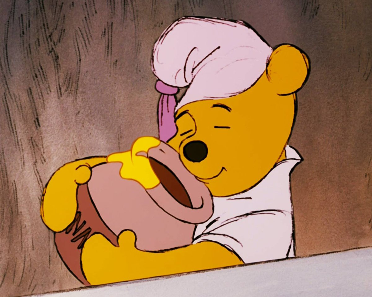 disneyjp's tweet photo. ╭━━━━━━━━━━━━━━━╮
　　プーさんは
　　はちみつがだーいすき🍯💛
╰━━━━ｖ━━━━━━━━━━╯

プーにとってミツバチは…

ちいさな友だちであり、
天敵でもある…🐝ꕊ

#くまのプーさん 
#世界ミツバチの日🐝 https://t.co/kfB17K6imu