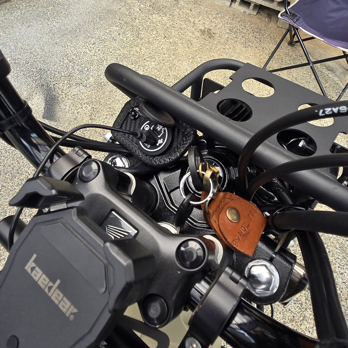 CUB7151's tweet photo. ヘッドライトを取り替えてUSBポートの台座が無くなったんで、アルミ板を加工しカーボンシート貼り取付！
間違って買ったZETAのボルトがここで活躍の場となる✌ https://t.co/nYmhALmrue