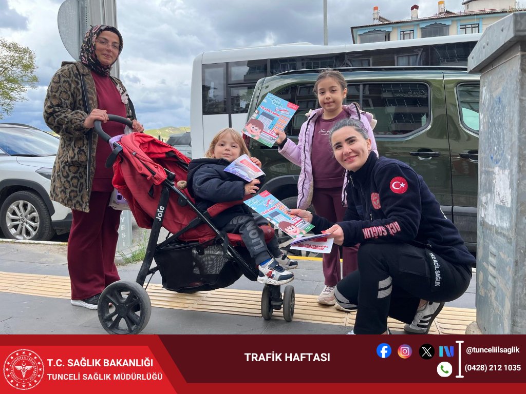 tunceliilsaglik's tweet photo. Trafik Haftası etkinlikleri kapsamında, Atatürk Mahallesi’nde 112 Acil Sağlık Hizmetleri ekiplerimiz tarafından vatandaşlarımızı bilgilendirmek amacıyla stant kurulmuştur.

Etkinlikte; acil durumlarda 112 Çağrı Merkezi'nin doğru kullanımı, trafikte ambulanslara geçiş üstünlüğü sağlanmasının ("Yaşama Yol Ver" kampanyası ve fermuar sistemi) hayati önemi ve temel ilk yardım farkındalığı konularında vatandaşlarımıza doğrudan bilgi aktarılmıştır. Trafikte acil durum araçlarına zamanında yol vermenin, saniyelerin önemli olduğu anlarda hayat kurtardığını hatırlatır, tüm vatandaşlarımıza güvenli yolculuklar dileriz.
#sağlıklışehirtunceli 
#CanCanaTunceli

@saglikbakanligi 
@acilafetgovtr  
@sbsggm 
@TunceliValiligi 
@drmuhammedduran