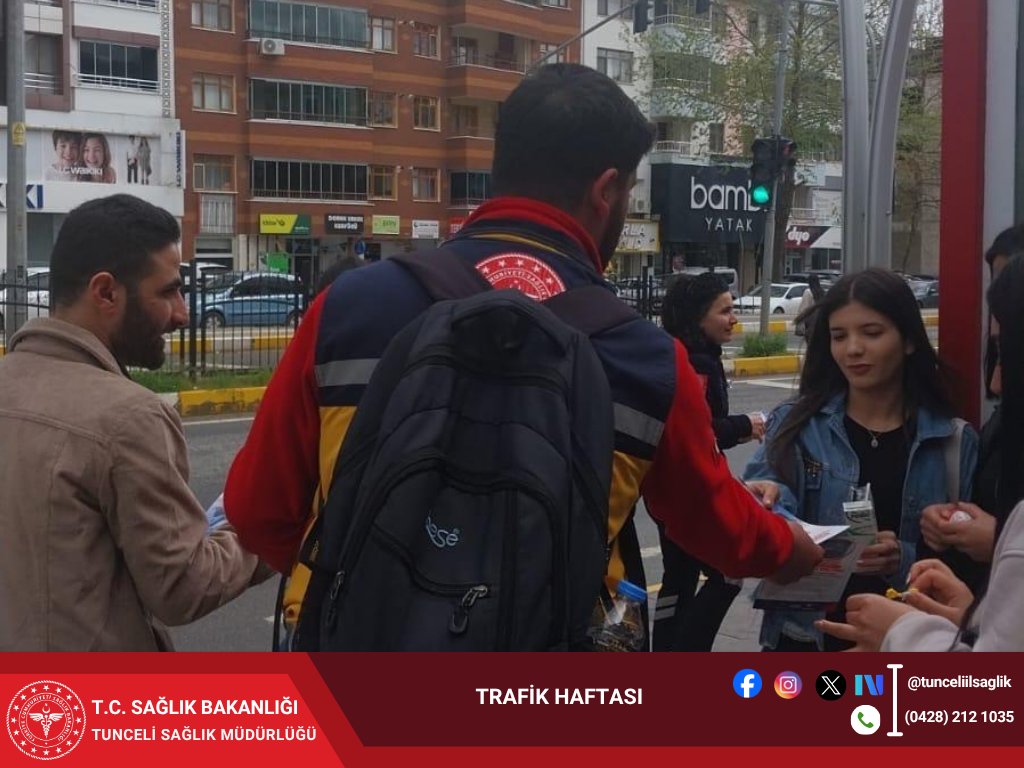 tunceliilsaglik's tweet photo. Trafik Haftası etkinlikleri kapsamında, Atatürk Mahallesi’nde 112 Acil Sağlık Hizmetleri ekiplerimiz tarafından vatandaşlarımızı bilgilendirmek amacıyla stant kurulmuştur.

Etkinlikte; acil durumlarda 112 Çağrı Merkezi'nin doğru kullanımı, trafikte ambulanslara geçiş üstünlüğü sağlanmasının ("Yaşama Yol Ver" kampanyası ve fermuar sistemi) hayati önemi ve temel ilk yardım farkındalığı konularında vatandaşlarımıza doğrudan bilgi aktarılmıştır. Trafikte acil durum araçlarına zamanında yol vermenin, saniyelerin önemli olduğu anlarda hayat kurtardığını hatırlatır, tüm vatandaşlarımıza güvenli yolculuklar dileriz.
#sağlıklışehirtunceli 
#CanCanaTunceli

@saglikbakanligi 
@acilafetgovtr  
@sbsggm 
@TunceliValiligi 
@drmuhammedduran