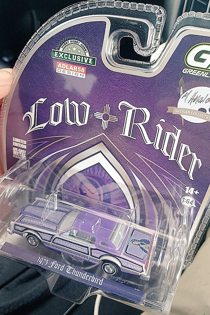 roc138's tweet photo. ｵﾗﾚ～ﾜｯﾁｬー🌞(ﾐｽﾀーｶﾁｮﾛ風)
オモチャ屋さんで1000円以内でホットウィール探しに行ったら最高にfirmeなやつに出会って3000円もしたけど即買い～ｺﾏｯﾁｬｳﾈ～💦
モンテカルロとかも良かったけどやっぱ僕は1973フォードサンダーバードﾀﾞﾈ～。
マリアアートがまた実にfirme～👍 https://t.co/izmqHWDNBL