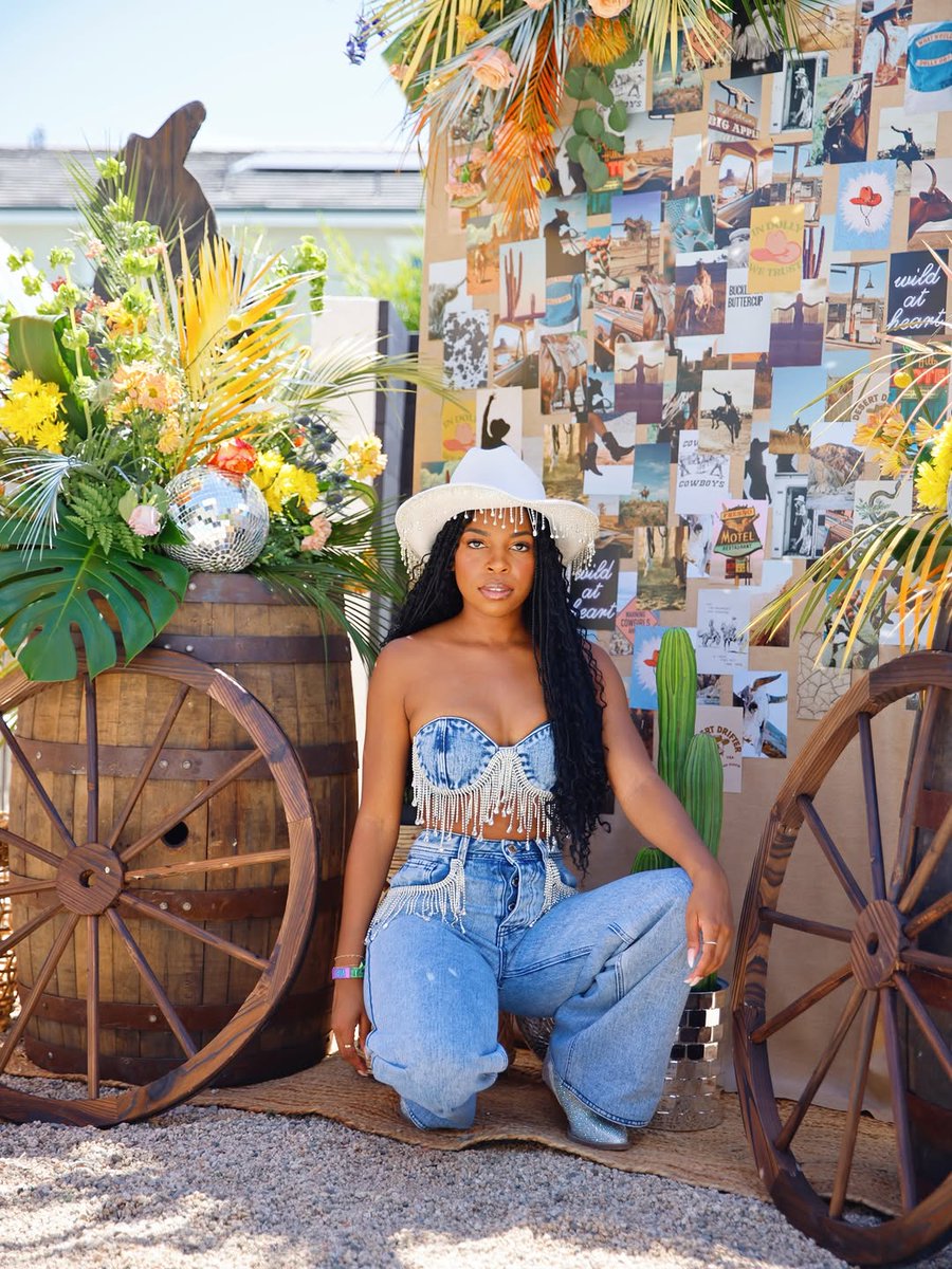 ayeciara's tweet photo. Coachella is one of my favorite memories 🤭✨
As a music lover it was so fun seeing Tems, Jhené Aiko, Ice Spice and so many other artists! We were literally running from set to set and somehow still ended up in the front every time lol

I remember afte... https://t.co/92TgVRQH4C