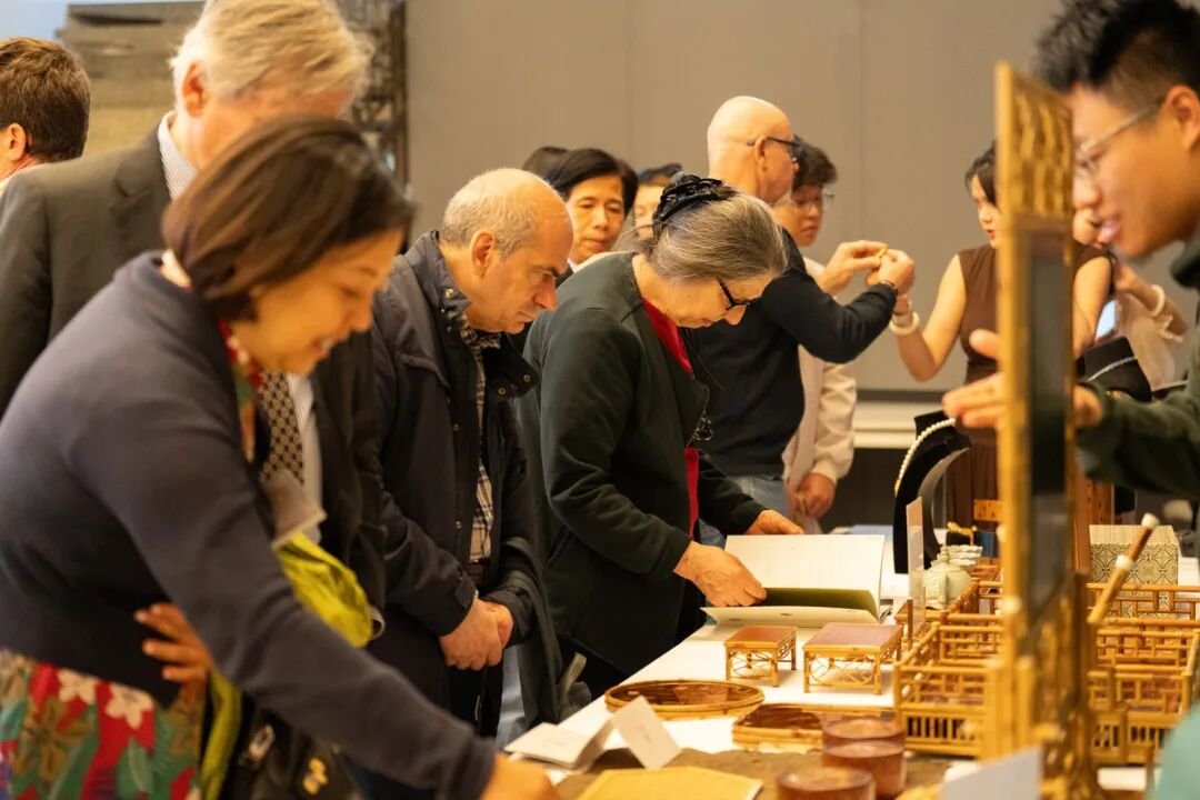 DiscoverYuhang's tweet photo. A young bamboo artisan who settled in Yuhang brought 4 handmade furniture pieces to the 64th Milan Design Week 🇮🇹
Through bamboo weaving, tradition takes on a modern expression.
#MilanDesignWeek #ChineseCraftsmanship #Yuhang https://t.co/AlOZm8E8cq