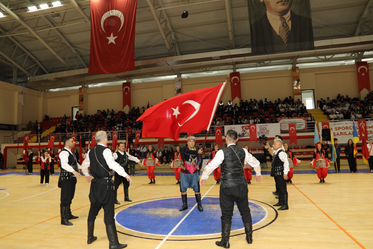 BafraMem's tweet photo. 19 Mayıs Atatürk'ü Anma Gençlik ve Spor Bayramı  kapalı spor salonunda Protokol, idareci, öğretmen, öğrenci ve halkın katılımı ile çoşkuyla kutlanmıştır.
@samsunmem  @TCSamsunValilik @samsunarge @bafrakaymakam @baframtal https://t.co/jDZmsfs1tO