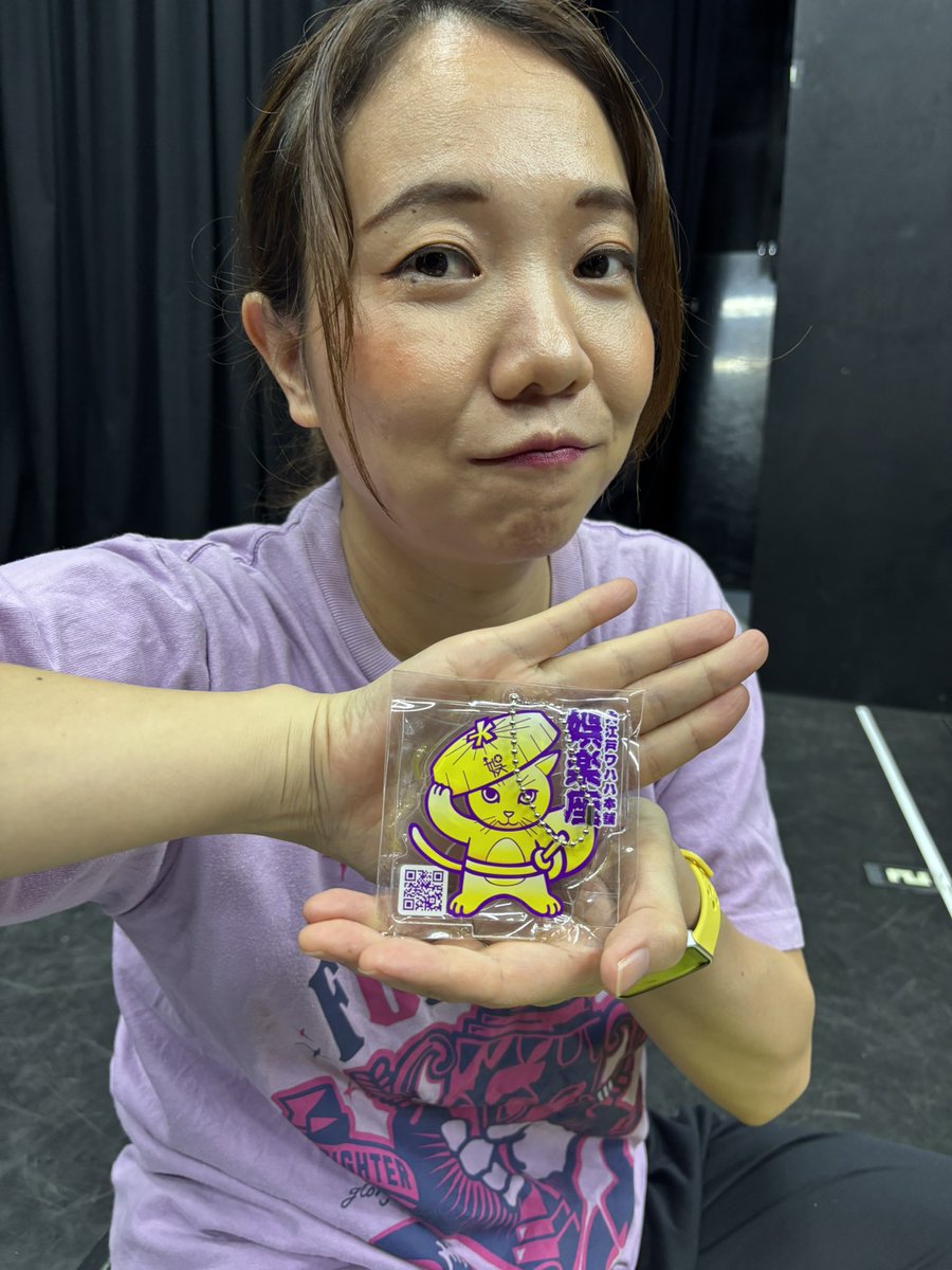 Katsuron01's tweet photo. 大江戸ワハハ本舗・娯楽座公演 「昭和のど自慢列伝！！～カラオケ仁義通します～」
新作物販のお知らせ
なんと、娯楽座もついにアクリルスタンド作っちゃいました！！
しかも、キーホルダーにもなるんです。
もういっちょ！
とってもキュートな温泉タオルも作りました✨
アクスタキーホルダー単品1,800円
タオル単品1,000円の所
セットで2,500円
さらにお馴染みのステッカーと缶バッチはTシャツと同じ色が新しく仲間入り🩷
こちらは400円で販売しております。
開演中劇団員が販売しますので是非お求め下さい😊✨