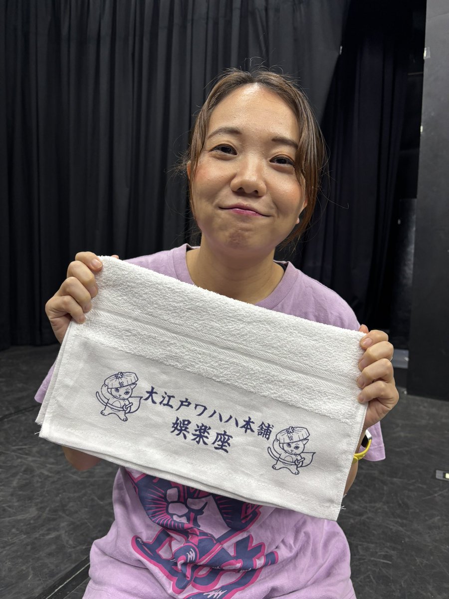 Katsuron01's tweet photo. 大江戸ワハハ本舗・娯楽座公演 「昭和のど自慢列伝！！～カラオケ仁義通します～」
新作物販のお知らせ
なんと、娯楽座もついにアクリルスタンド作っちゃいました！！
しかも、キーホルダーにもなるんです。
もういっちょ！
とってもキュートな温泉タオルも作りました✨
アクスタキーホルダー単品1,800円
タオル単品1,000円の所
セットで2,500円
さらにお馴染みのステッカーと缶バッチはTシャツと同じ色が新しく仲間入り🩷
こちらは400円で販売しております。
開演中劇団員が販売しますので是非お求め下さい😊✨