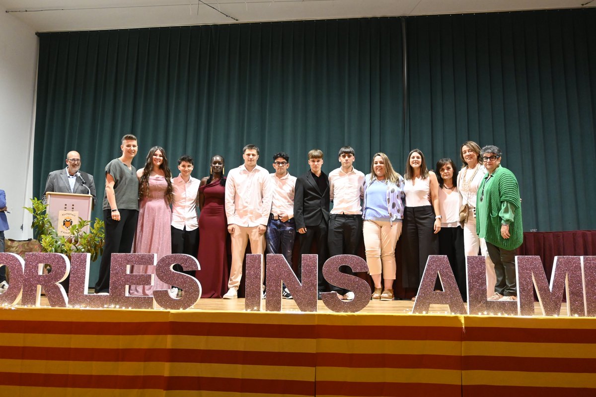 INSALMENAR's tweet photo. El passat divendres es va celebrar l’acte d’entrega d’orles de 2n de Batxillerat i 2n de CFGM.

Un acte molt emotiu que va servir per tancar una etapa important en la vida del nostre alumnat.

L’Institut d’Almenar sempre serà casa vostra. 🎓 https://t.co/BWxUAVNcb3
