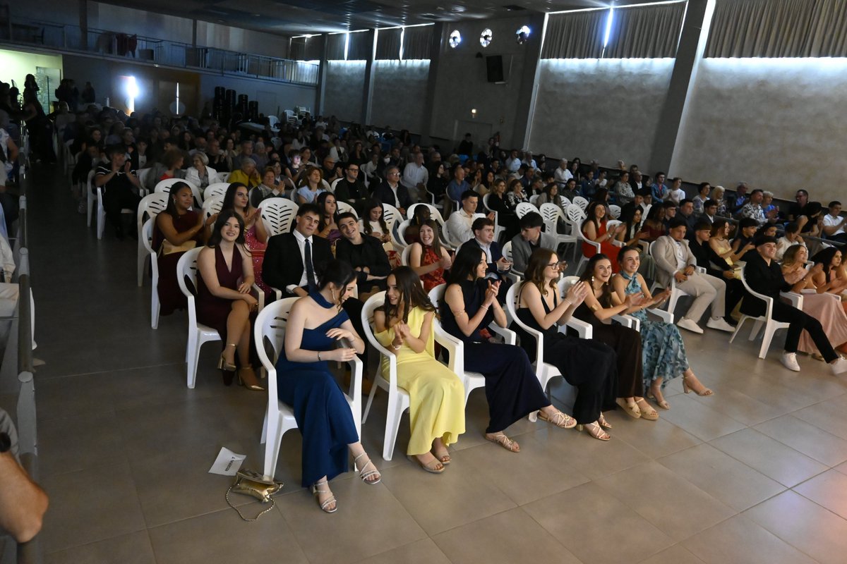 INSALMENAR's tweet photo. El passat divendres es va celebrar l’acte d’entrega d’orles de 2n de Batxillerat i 2n de CFGM.

Un acte molt emotiu que va servir per tancar una etapa important en la vida del nostre alumnat.

L’Institut d’Almenar sempre serà casa vostra. 🎓 https://t.co/BWxUAVNcb3
