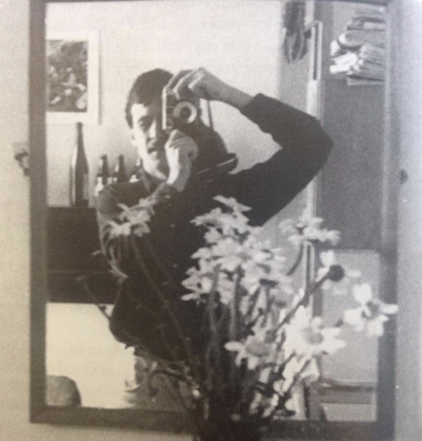 FdezMallo's tweet photo. 1)#Sebald, autorretrato en espejo, Manchester, 1967
2) Yo, nacido en 1967. Autorretrato en espejo, hotel, Cuenca, viaje que hice solo, en coche, dando vueltas en círculo a la Península Ibérica, año 2000.
Coincidencias que nada significan, pero dan chispa.
(Releyendo a Sebald) https://t.co/YNW1Z6lB6F