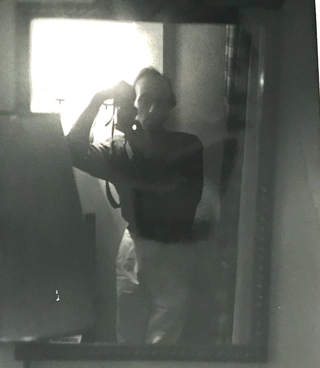 FdezMallo's tweet photo. 1)#Sebald, autorretrato en espejo, Manchester, 1967
2) Yo, nacido en 1967. Autorretrato en espejo, hotel, Cuenca, viaje que hice solo, en coche, dando vueltas en círculo a la Península Ibérica, año 2000.
Coincidencias que nada significan, pero dan chispa.
(Releyendo a Sebald) https://t.co/YNW1Z6lB6F