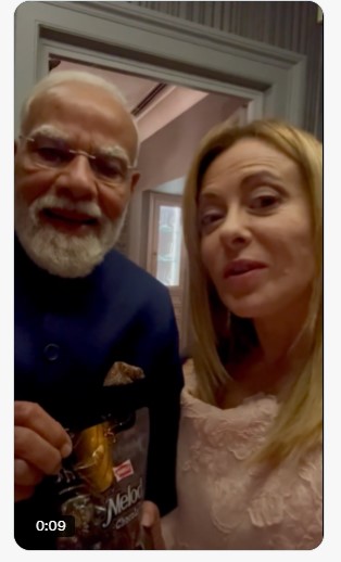 AnanyaModi95's tweet photo. A sweet gesture, a warm smile, and diplomacy wrapped in chocolate 🍫✨ Narendra Modi gifting chocolates to Giorgia Meloni — a humble and genuinely adorable moment between two leaders. 🤝❤️
#Modi #GiorgiaMeloni #IndiaItaly #Diplomacy #SweetGesture https://t.co/NxVmMZiBlj