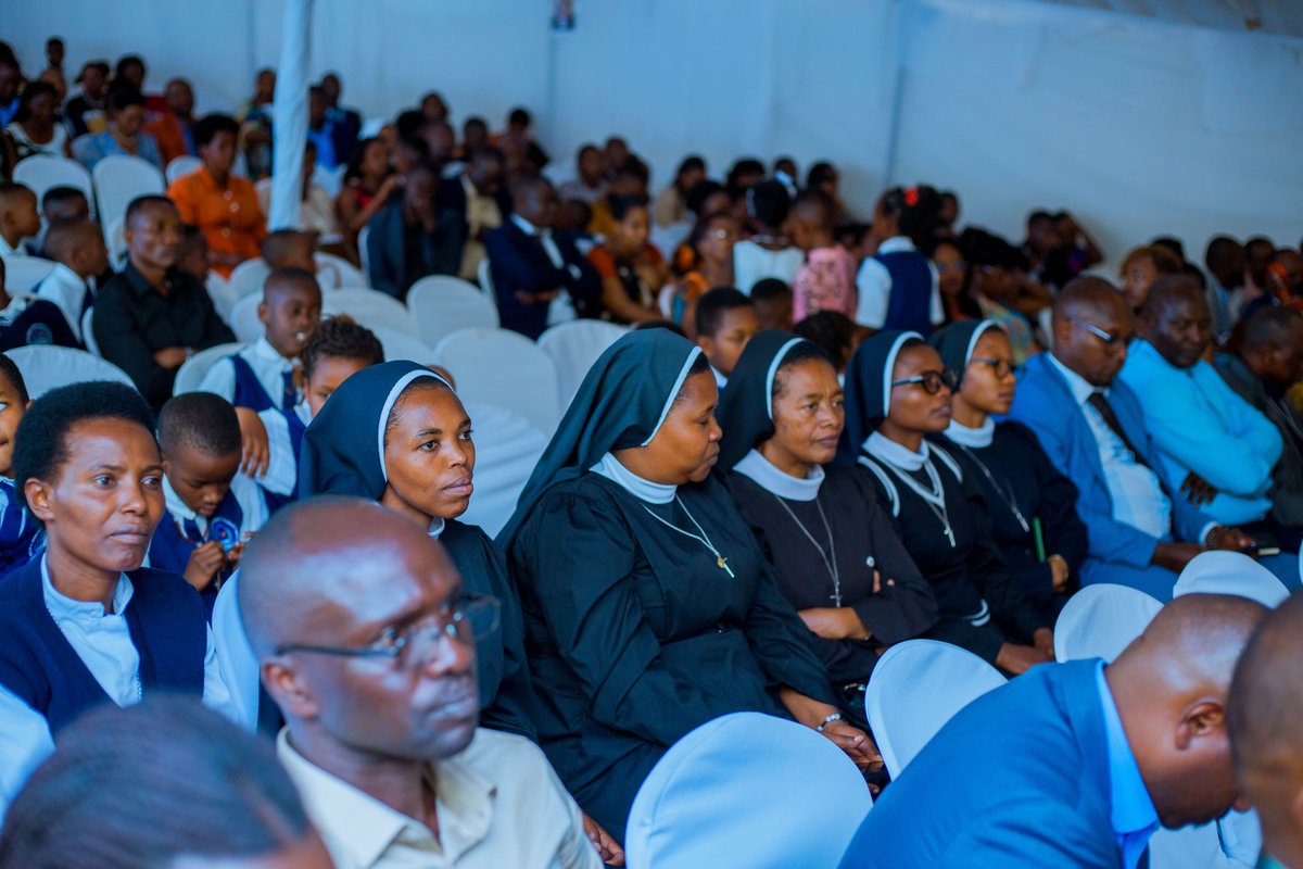 Kinyamateka_KM's tweet photo. Musenyeri Balthazar yasabye abarezi kuvoma kuri Mutagatifu Jean Baptiste De La Salle https://t.co/wMdBntspYD https://t.co/fEWQ2d75Gf