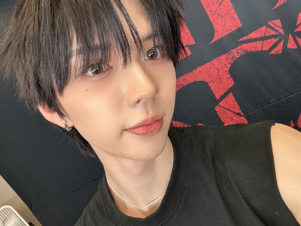 spidermujin's tweet photo. and fuck the contact haters because brian cute asf https://t.co/Yri9lBDJVb