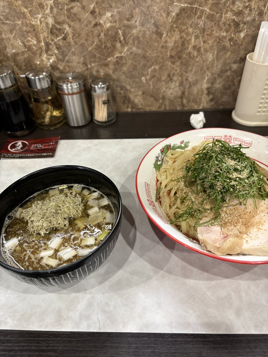 karitsume's tweet photo. 夢者@秋津

昆布水の梅しそ和えつけ麺　1,250円

職場が西武池袋線沿線にあるせいか、飲んだ帰りに寄ることがある…

しかも、今回は「飲んでる人間が食べるに相応しい一杯」とか吐かしての一杯🍜

「出禁」くらって然るべきだが、寛大なお心でいただいた一杯。

全てが呑助に相応しい

#MUSYAHIGE0502 https://t.co/tDIeCUC1a1