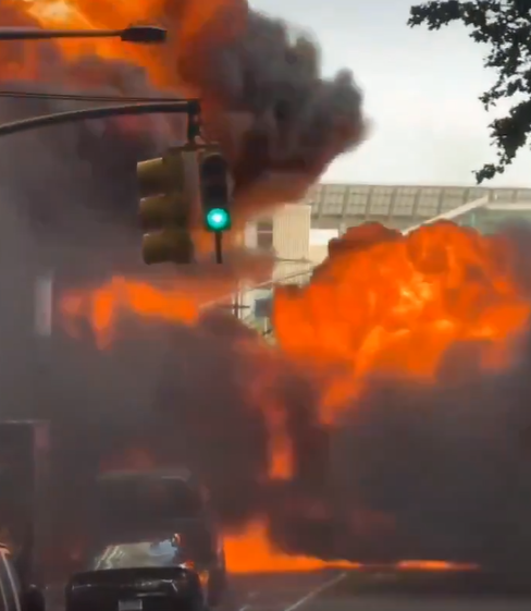 silvertrade's tweet photo. 🚨SIGN OF COMING FINANCIAL CONTAGION⁉️

💥MASSIVE FIREBALL NEAR WALL STREET'S ICONIC CHARGING BULL STATUE IN NYC AFTER VEHICLE CATCHES FIRE & EXPLODES:
