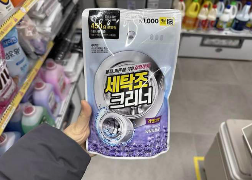BADASTAY2's tweet photo. 다이소 1,000원에 파는 장마철 필수템 3가지

5월이 지나면 곧 장마가 시작됩니다. 곰팡이·습기·악취가 한꺼번에 몰려오는 계절이죠. 다이소에서 단돈 1,000~2,000원에 파는 장마철 필수템 3가지

1) 곰팡이 제거젤 150g
단돈 2,000원짜리 곰팡이 제거젤. 욕실 실리콘이나 타일 줄눈에 바르고 30분 후 닦아내면 검은 자국이 깨끗하게 사라짐

2) 세탁조 클리너 라벤더향 450g
단돈 1,000원짜리 세탁조 클리너. 한 봉을 통째로 넣고 통 세척 코스만 돌리면 세탁기 안쪽 검은 곰팡이가 둥둥 떠오름

3) 에어컨 탈취제 250ml
단돈 2,000원짜리 에어컨 탈취제. 첫 가동 전 송풍구에 살짝 뿌려두면 묵은 곰팡이 냄새와 퀴퀴한 냄새를 한 번에 잡아줌
