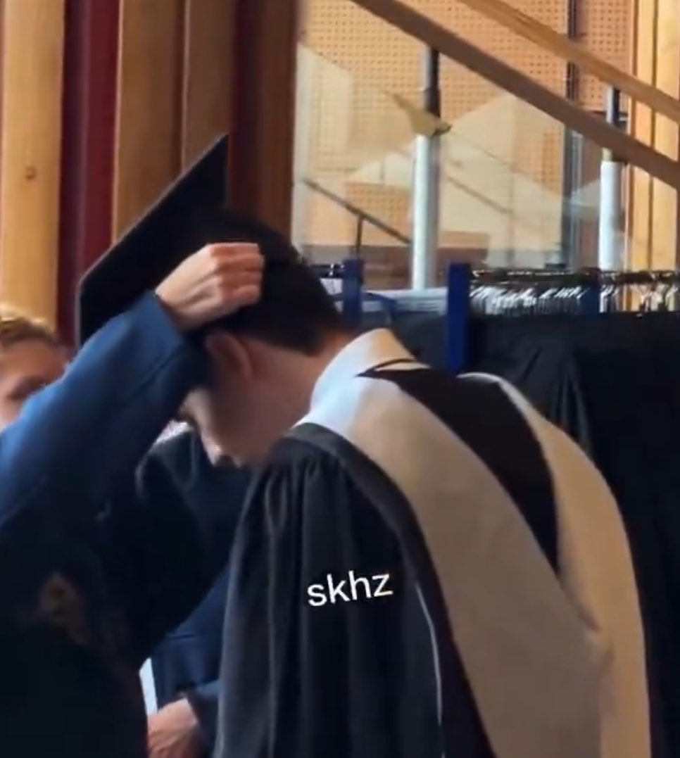 slp_bill's tweet photo. Master’s Degree unlocked 🎓

🧡 ไม่มีวันไหนที่ไม่ภูมิใจในตัวบิวกิ้นเลย เก่งมากๆ การตัดสินใจไปเรียนต่อในวันนั้นมันอาจจะยากในการทำงาน แต่บิวกิ้นสามารถทำควบคู่ไปได้อย่างดีมากๆเลย ขอบคุณทุกความพยายามของบิวกิ้นนะ 

A MASTER’S MOMENT FOR BILLKIN
#CheersToMasterBILLKIN #bbillkin https://t.co/qVT1GkE4dG