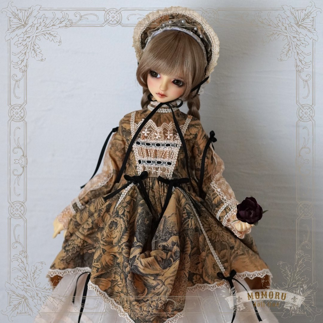 Momoru_Dolls's tweet photo. Eternal Garden Stories
― 永遠の庭に眠る、少女たちの記憶 ―

☕️Sepia Memory☕️
（セピア・メモリー）
紅茶染めのアンティークなベージュに黒のトワルドジュイ。
古の記憶をそっと抱くような一着です。

#momoru_doll  #DS78 https://t.co/zZy09ZUcOT