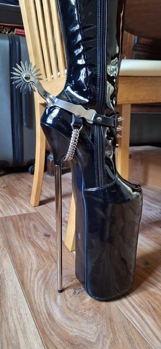 LeatherVikki's tweet photo. Dont just stare at them...get licking!!! https://t.co/SDp4n4gTct