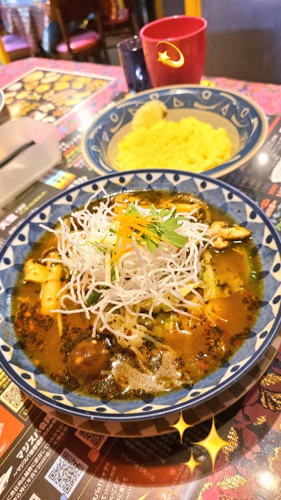 watashitogohan's tweet photo. 20年ぶりの知人にばったり再会
相変わらず日本人に見えなかった

ナマステ https://t.co/l7XKYvHNVC