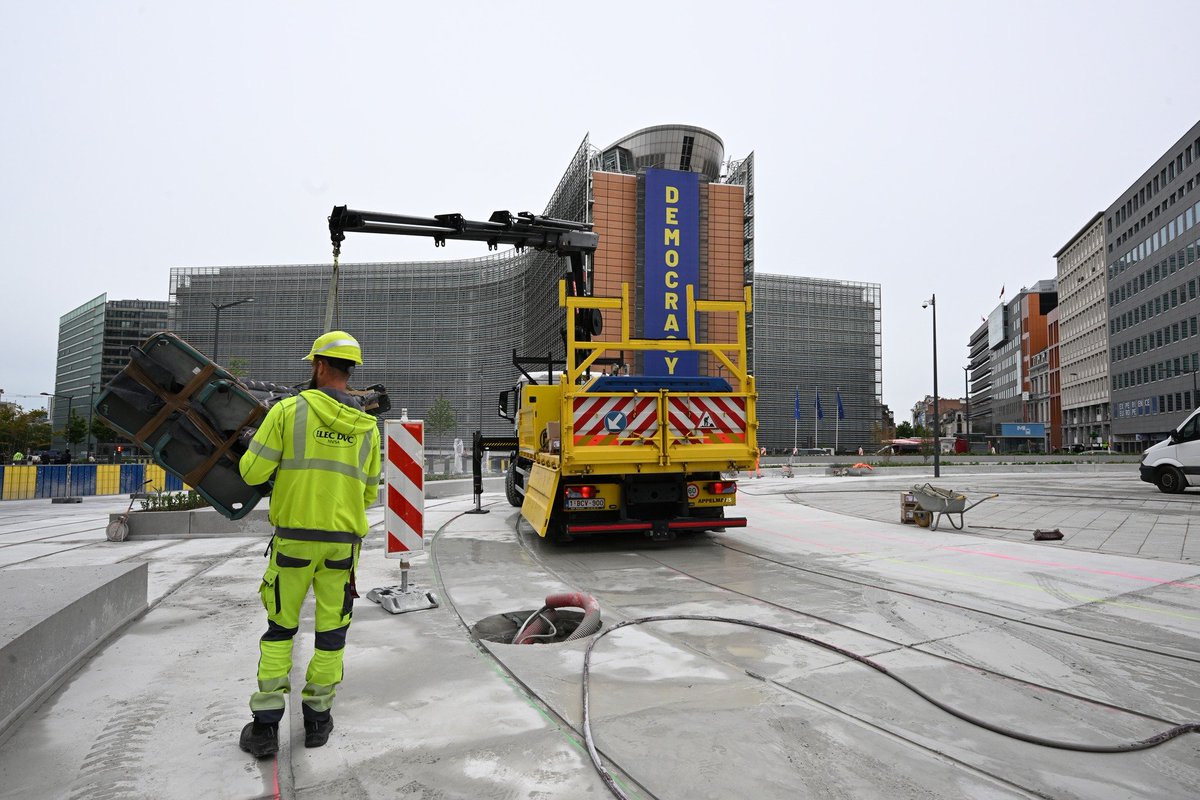 dimitristrobbe's tweet photo. 📷 Le réaménagement du rond-point Schuman touche bientôt à sa fin ! Les derniers poteaux d’éclairage public ont trouvé leur place au centre de la place - installé par #BM #Maintain - projet > #Beliris https://t.co/Q1QEJTxH6u