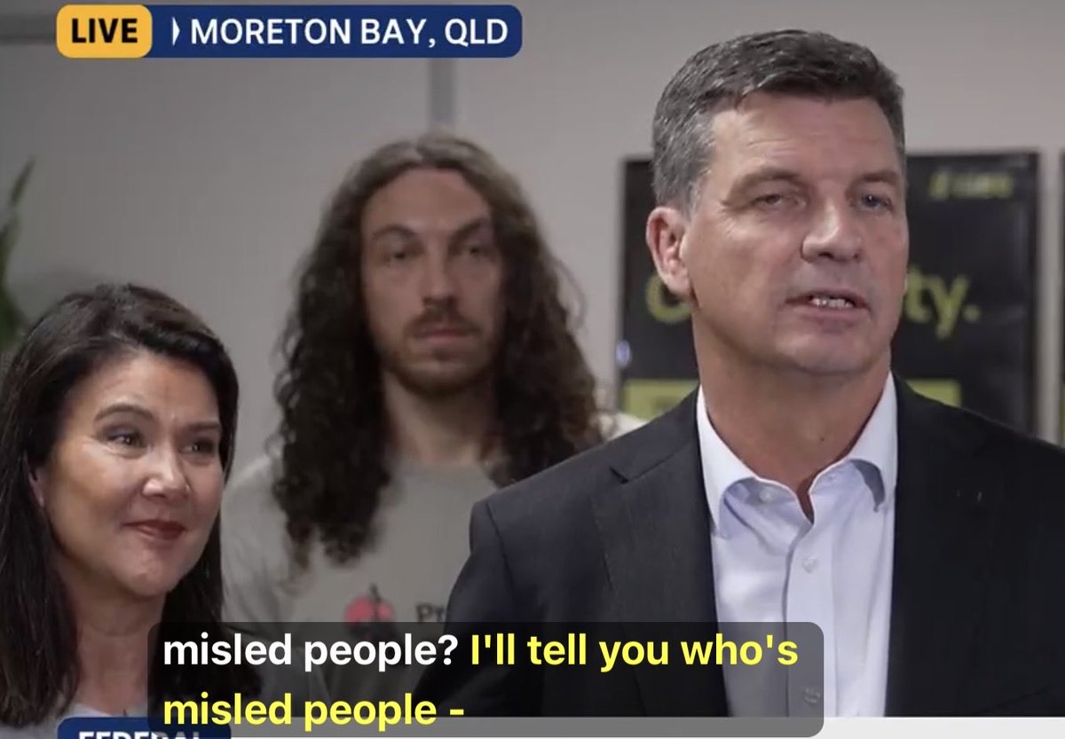 SaraJade_13's tweet photo. #AngusTaylor “Only this government could be so arrogant.” SHAKES HEAD NO INCONGRUENCE. CHIN RAISE SUPERIORITY, ARROGANCE. “They don’t understand never been in business.” #Hume hair tuck preening & doubt. #Canavan spoke then Angus rubbed ear, they don’t even believe each other. https://t.co/S9AxjffIin