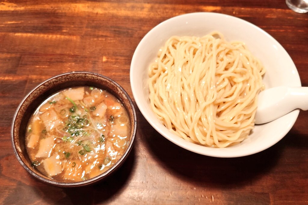 BluecrystalK's tweet photo. 先日ですが…麺屋承太郎さんにて。
白金つけ麺特盛をいただきました‼️
肉汁つけ麺もおいしいですが、こちらの方がさっぱりしており、より食べ進められちゃいます😋
ラストはスープ割りでつけ汁も余すことなくいただき、ごちそうさまでした👍
32 https://t.co/fhupVRORz4