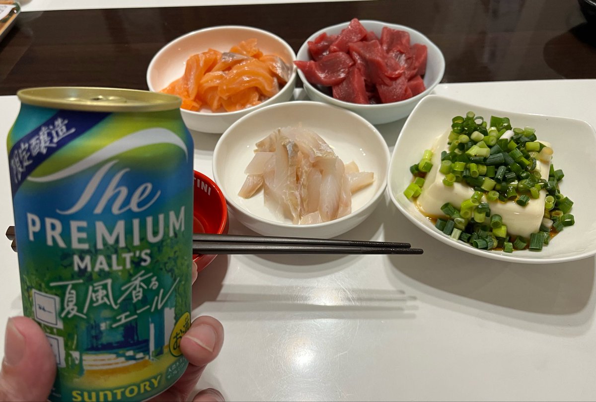 mayukinco's tweet photo. ただいまんもす！
まだ水曜日wwwwwwwwwwwwwwwwww

サーモン
本鮪赤身
塩〆ひらめ
の刺身三点盛りとやっこさんで
いただきまっする🍻
#晩酌 https://t.co/9AVPO8oW1S