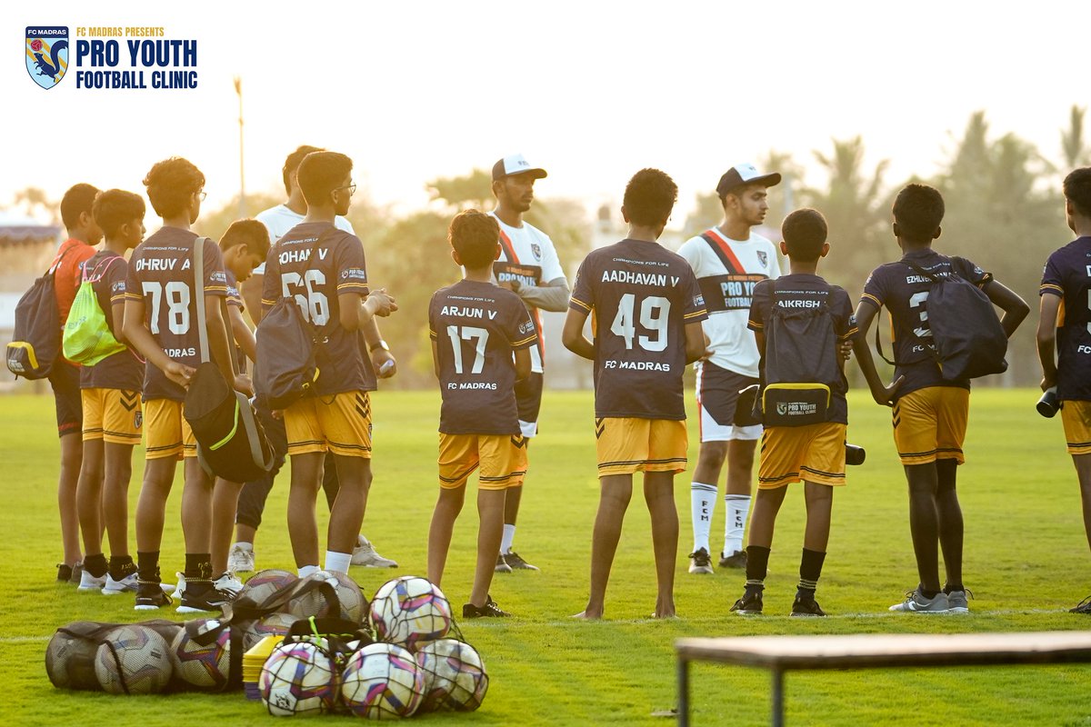 fcmadras's tweet photo. Glimpses from Day 3 of the Pro Youth Football Clinic. 📸

The grind continued as the young talents also took part in important Life Skills sessions focused on Inclusion &amp; Diversity, along with Hygiene, Hydration &amp; Physio awareness. 🙌

#FCMadras #ProYouthFootballClinic https://t.co/QIacruS2rb