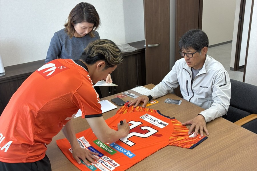 ehime_fc's tweet photo. 💐｜スポンサー企業訪問
#ehimefc #愛媛FC

#阿部稜汰 選手が、#共友工業株式会社 様へ
日頃のご支援への感謝をお伝えするため訪問しました✨

友澤社長との面談では温かい激励のお言葉をいただき、
社員の皆さまとは記念撮影やサイン会を実施📸✍️

たくさんの笑顔に包まれた、素敵な時間となりました😊

日頃より温かいご支援・ご声援をいただき、本当にありがとうございます！