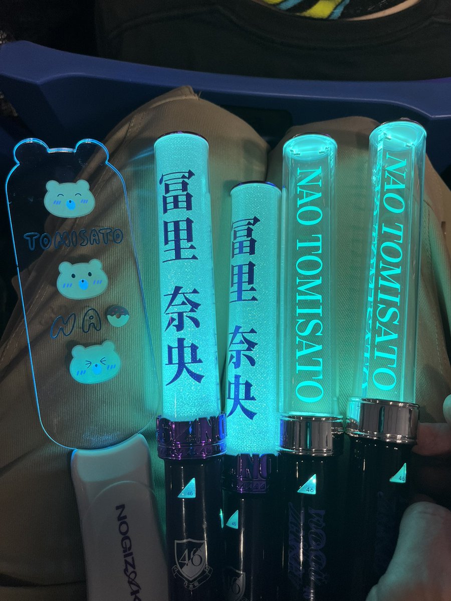 Rabbit262852's tweet photo. 2日目は天空席なので、サイリウム5本で奈央ちゃんに見つけてもらいます！

 #乃木坂46_14thバスラ
#冨里奈央 https://t.co/yeFOibNEvc