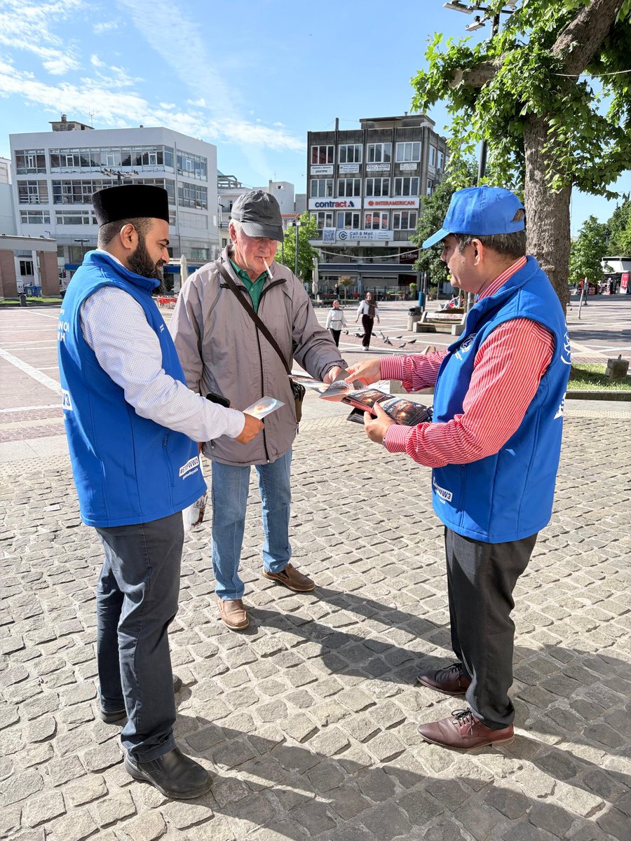 ansarullahDe's tweet photo. Majlis Ansarullah Deutschland ist in Thessaloniki, Griechenland, aktiv.
Mit Tabligh-Ständen, Flyern und Plakataktionen verbreiten sie die friedliche Botschaft des Islam Ahmadiyyat und treten mit vielen Menschen in den Dialog. Möge Allah ihre Bemühungen segnen. https://t.co/eopneWrlll