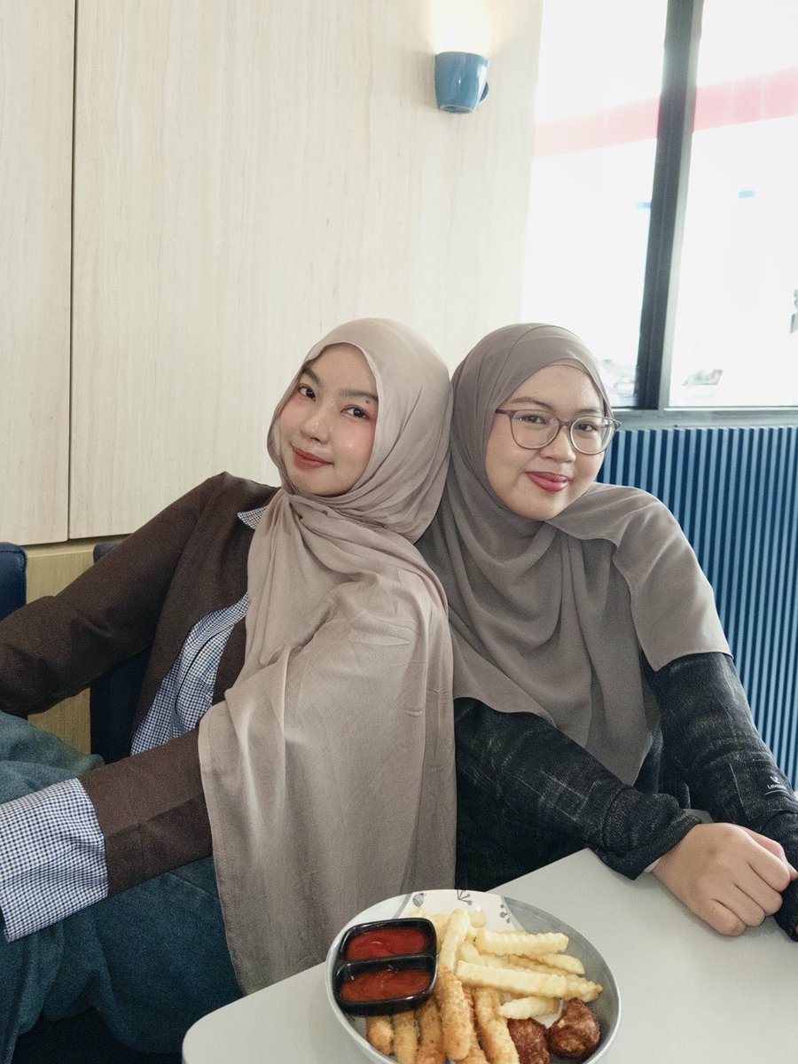amaliyakusumaa's tweet photo. BIG THANKS TO DAZZCAM... niatku membeli kamera jadi terurungkan😭🫶🏻

the dazzcam filter                                 the result https://t.co/sG7b2eif3F